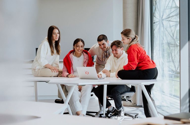 Studierende bearbeiten ein Gründungsprojekt