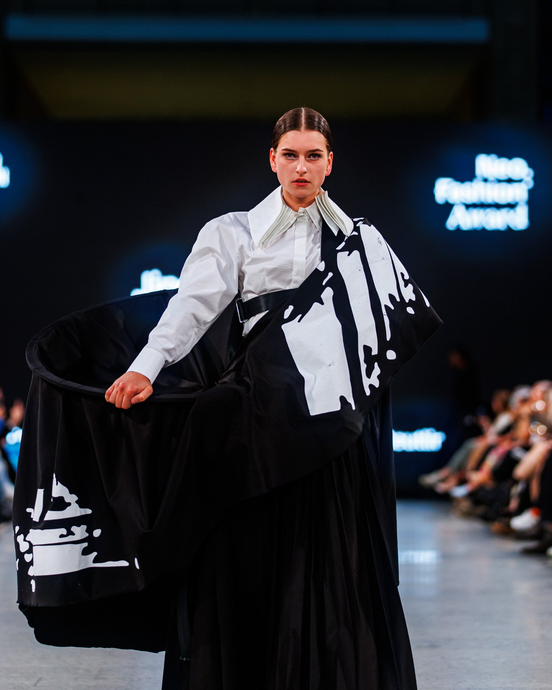 Model auf dem Laufsteg der Neo.Fashion während der Berlin Fashion Week 2024. Es trägt einen Look aus der Kollektion „Suiyan Cai“ von Jing-Jie Huang