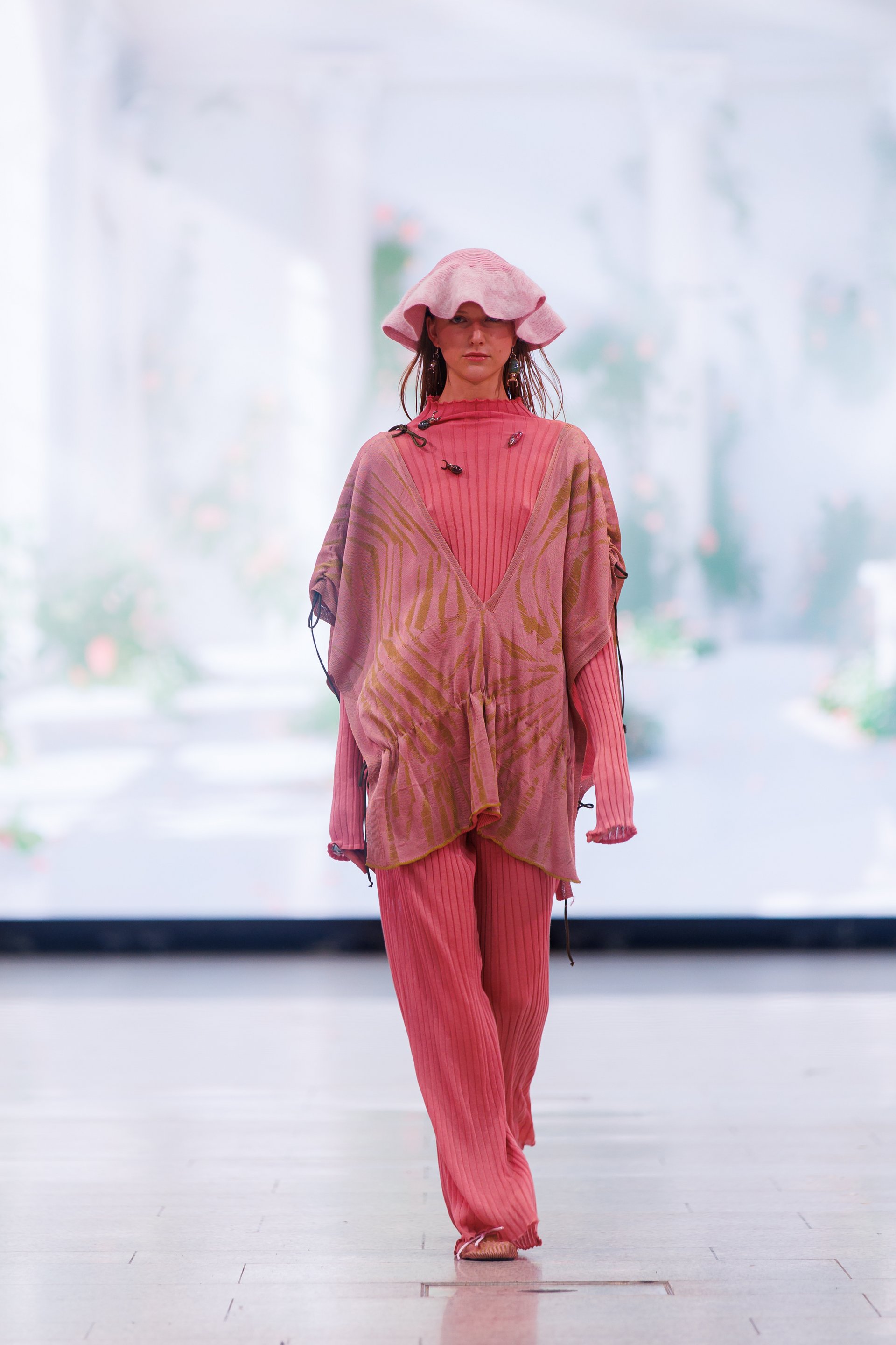 INNER GARDEN - DARE TO BLOOM von Viola Schmidt auf der Neo.Fashion INNER GARDEN - DARE TO BLOOM von Viola Schmidt auf der Neo.Fashion. 2024