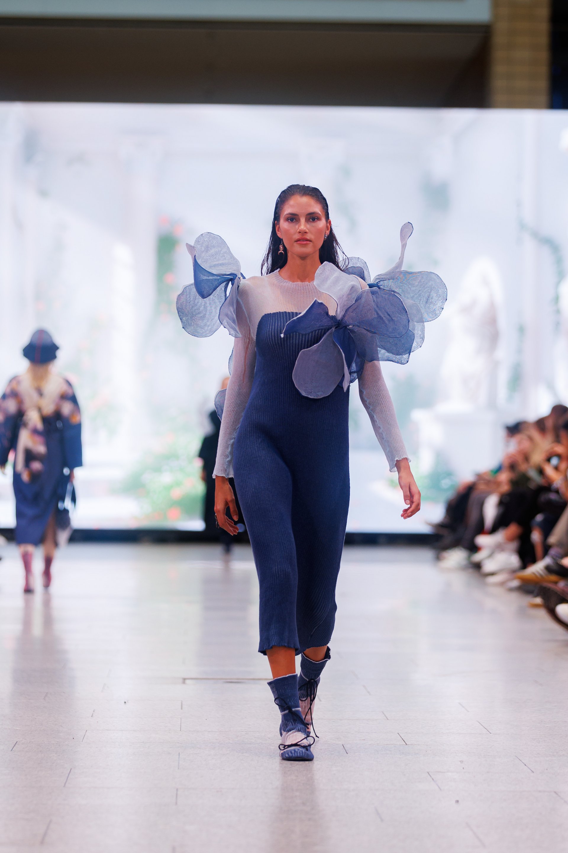 INNER GARDEN - DARE TO BLOOM von Viola Schmidt auf der Neo.Fashion INNER GARDEN - DARE TO BLOOM von Viola Schmidt auf der Neo.Fashion. 2024