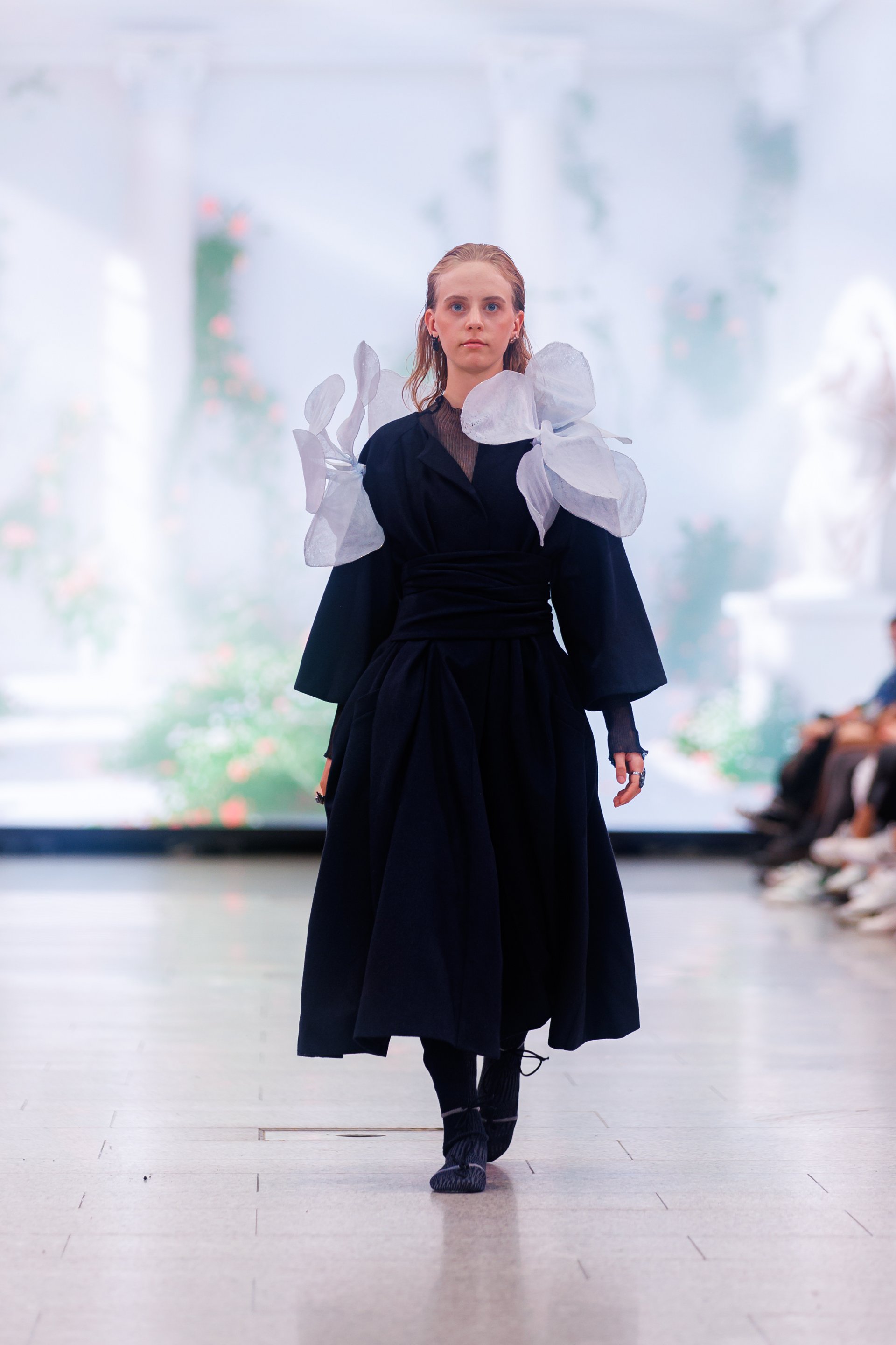 INNER GARDEN - DARE TO BLOOM von Viola Schmidt auf der Neo.Fashion INNER GARDEN - DARE TO BLOOM von Viola Schmidt auf der Neo.Fashion. 2024