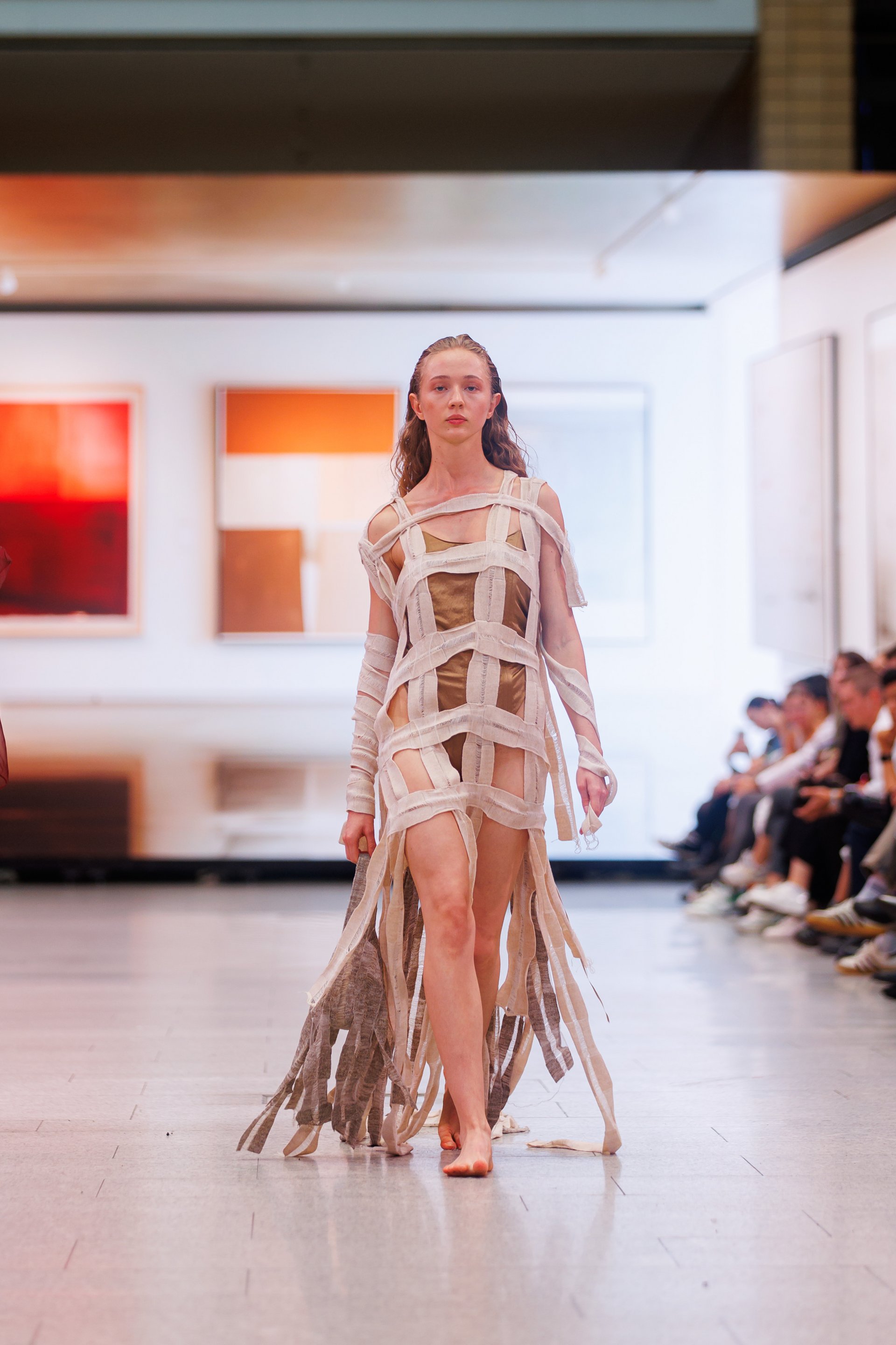 EMOTIONS - "the art of fashion" von Deviana Brobeil auf der Neo.Fashion. 2024 EMOTIONS - "the art of fashion" von Deviana Brobeil auf der Neo.Fashion. 2024