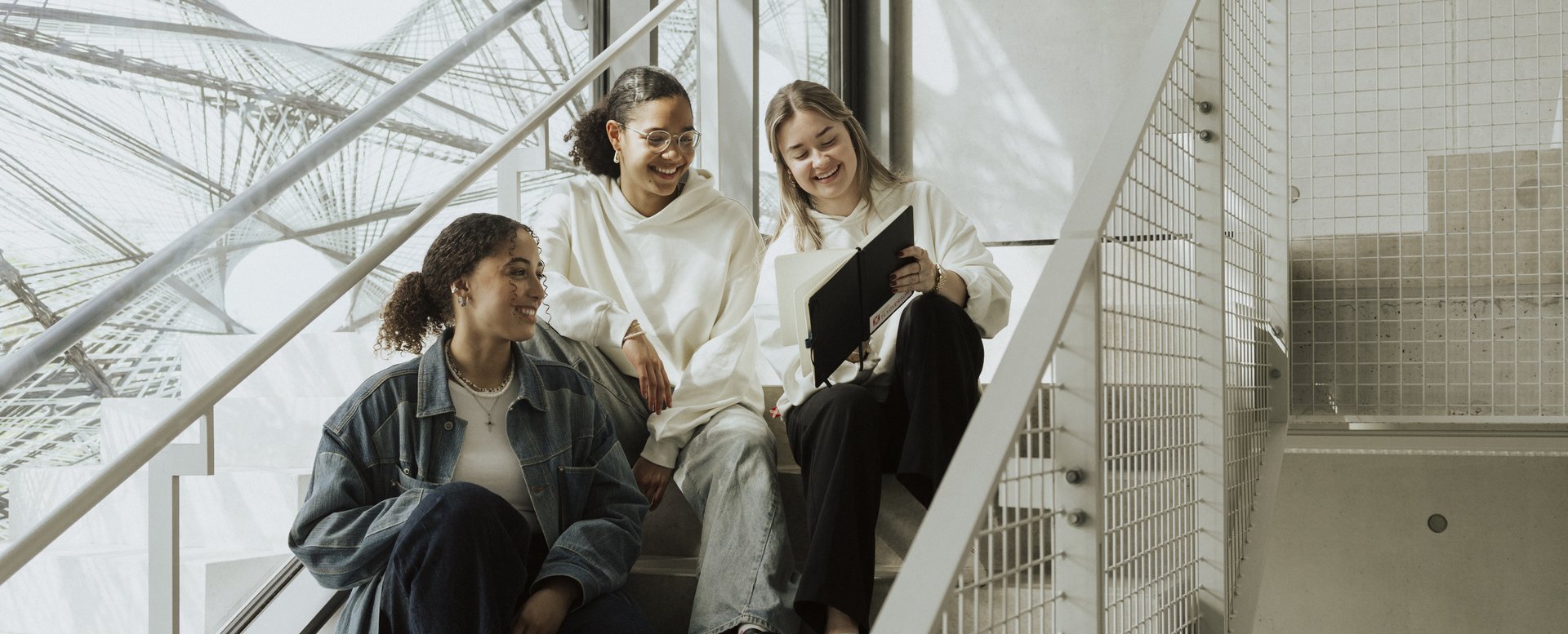 Das Bild zeigt eine Gruppe Studierender auf einer Treppe im Texoversum