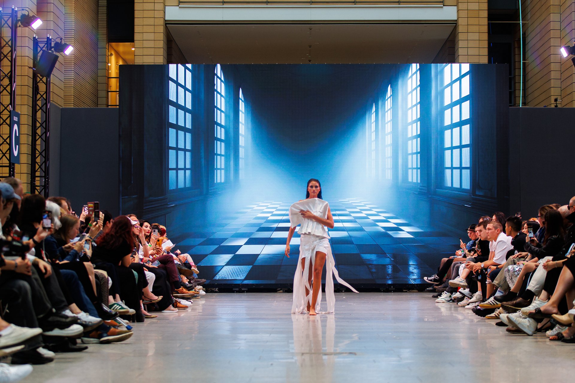 "A WOMANS GAME" von Marielou Gunzert auf der Neo.Fashion. 2024 "A WOMANS GAME" von Marielou Gunzert auf der Neo.Fashion. 2024