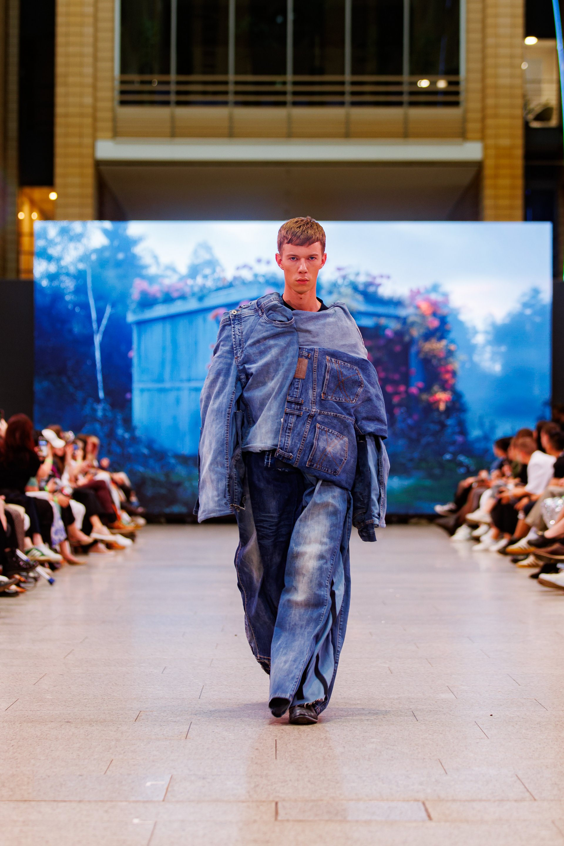 TEMPORARY HOME von Dominic Rauh auf der Neo.Fa TEMPORARY HOME von Dominic Rauh auf der Neo.Fashion. 2024